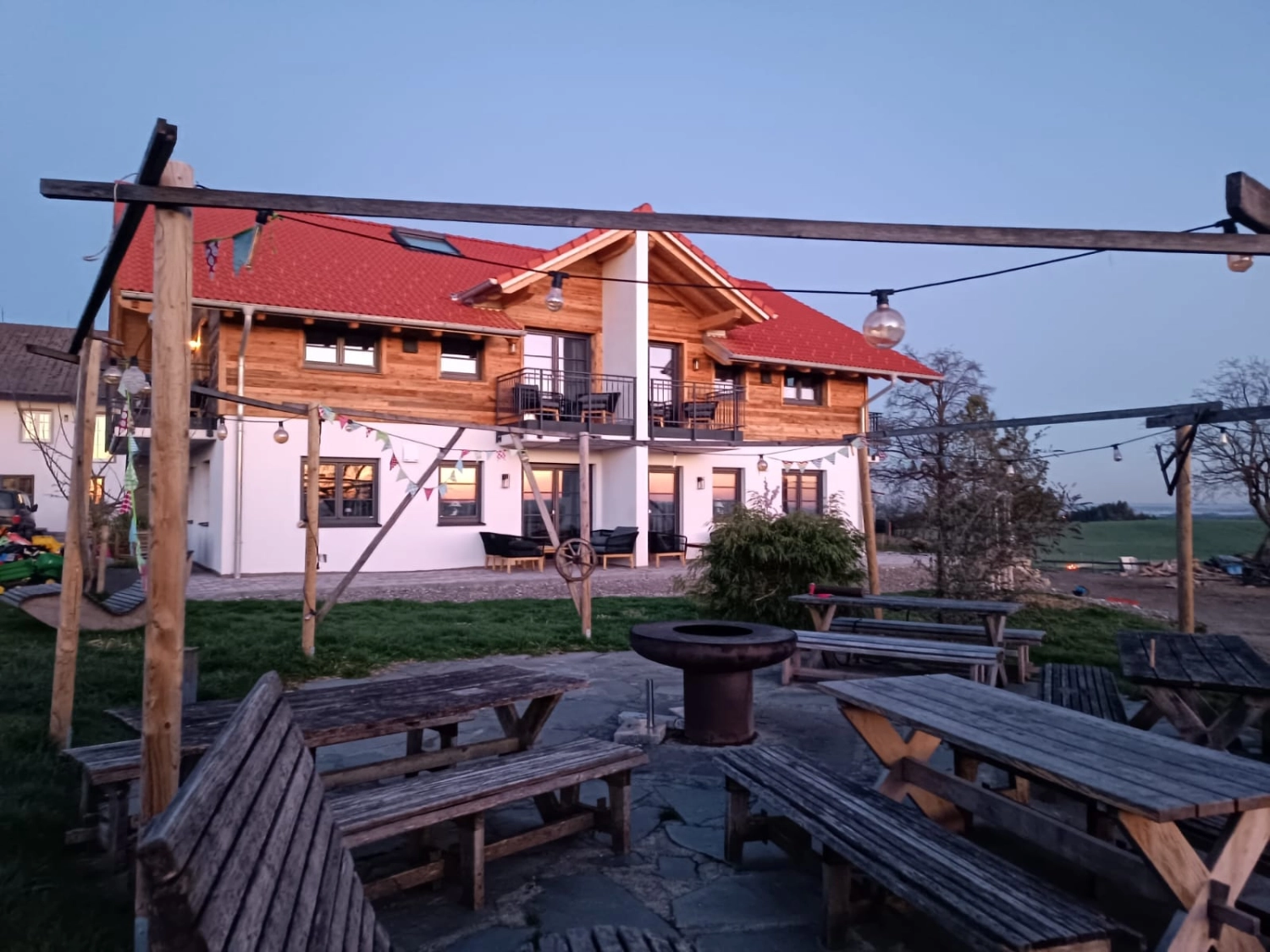 Ferienwohnung Delux - Außenbereich mit Sitzgruppen am Abend