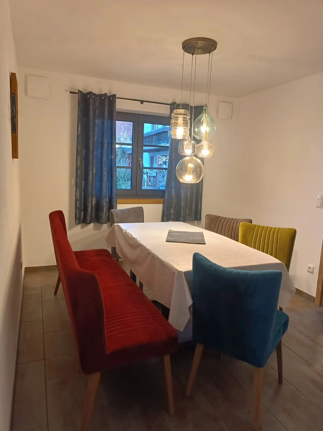 Junior Suite - Essplatz mit langem Tisch