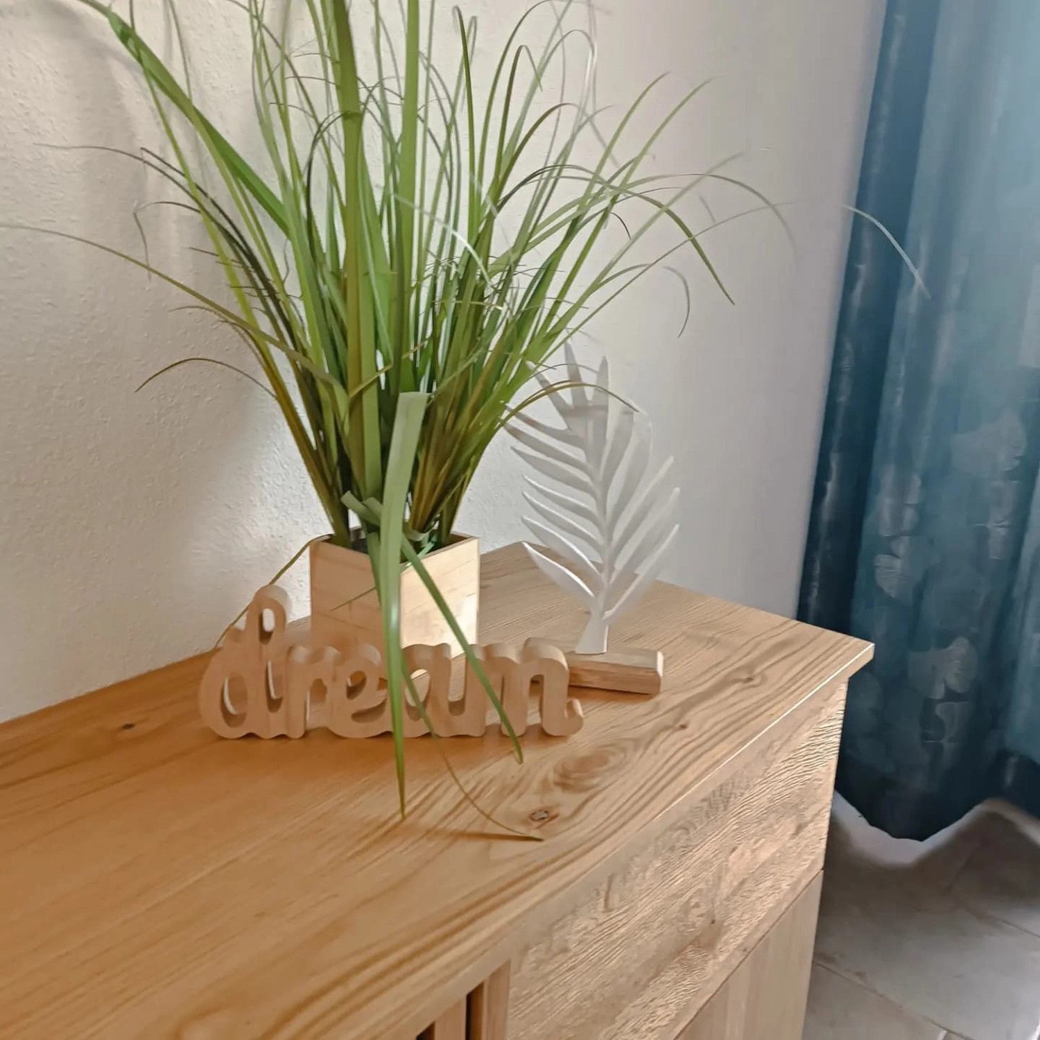 Ferienwohnung Delux - Deko-Kommode mit Grünpflanze