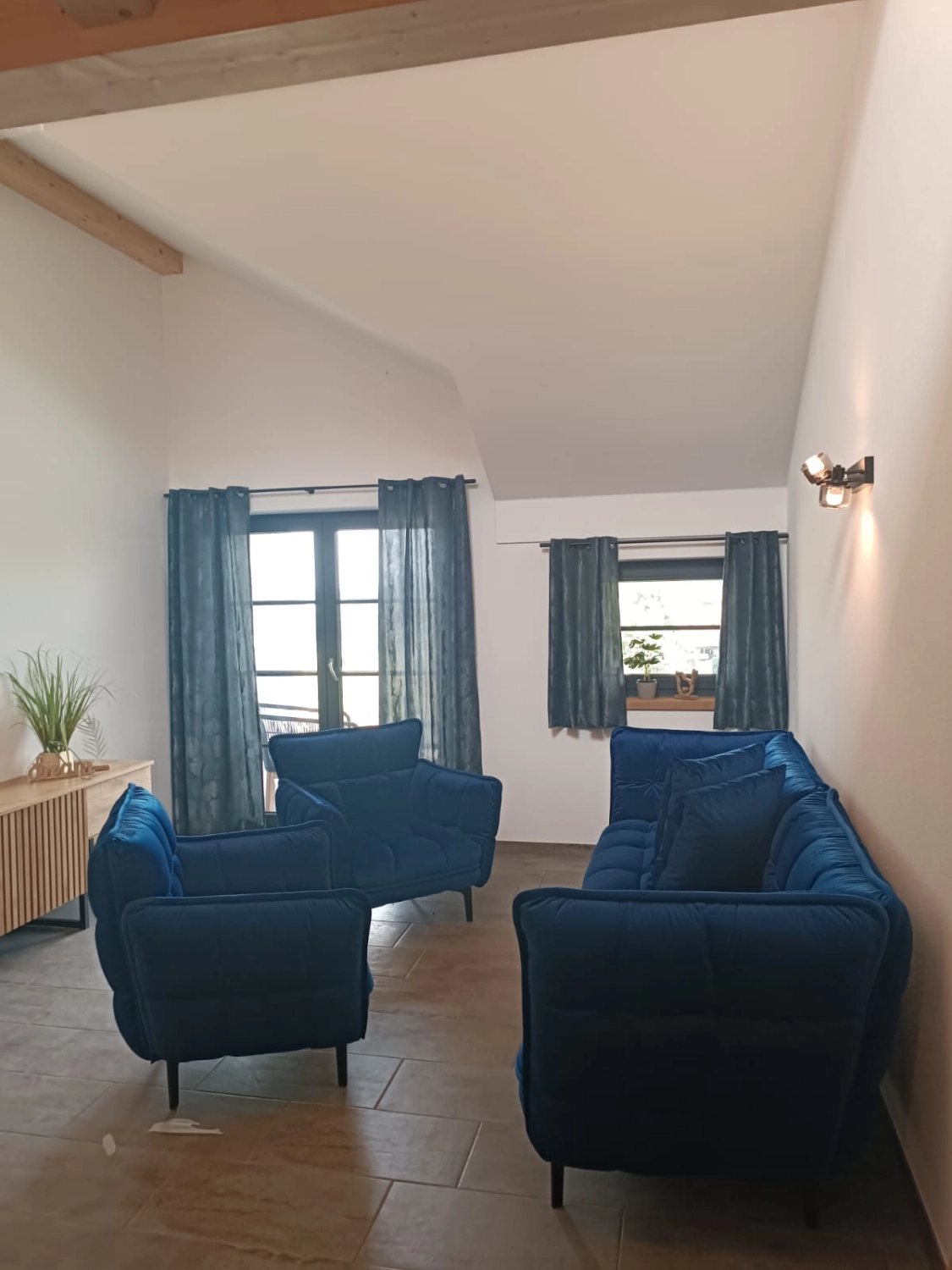 Ferienwohnung Delux - Wohnzimmer mit blauer Sitzgruppe