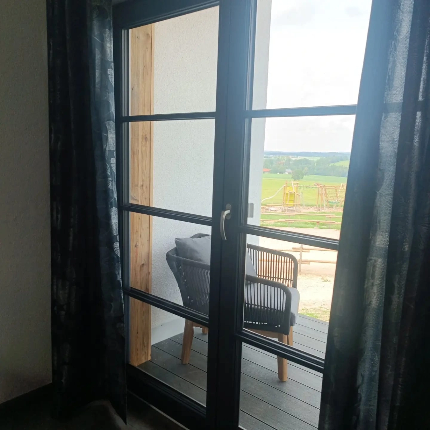 Ferienwohnung Delux - Balkontür mit Blick ins Grüne