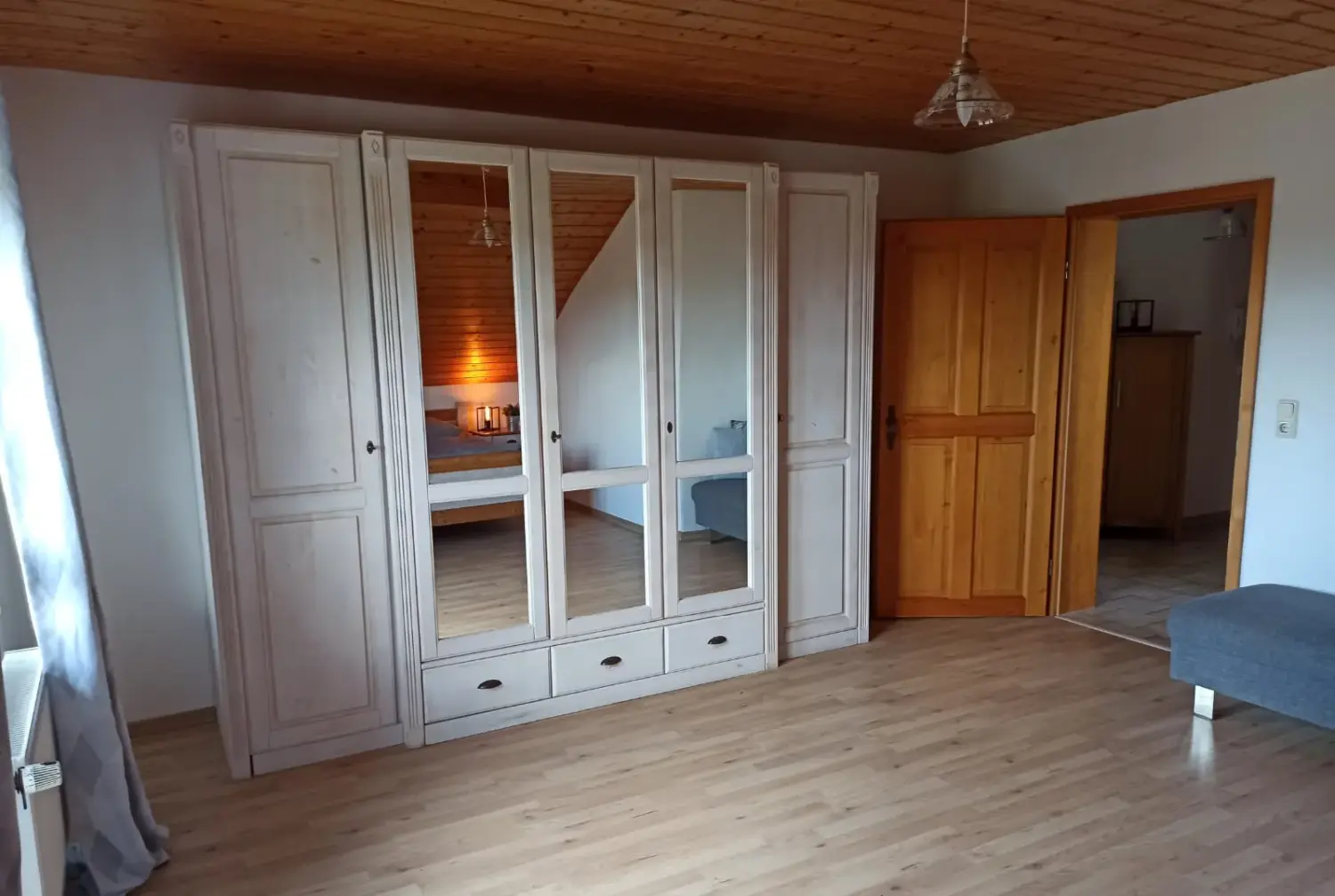 Ferienwohnung fesche Leonie - Schlafzimmer mit Kleiderschrank
