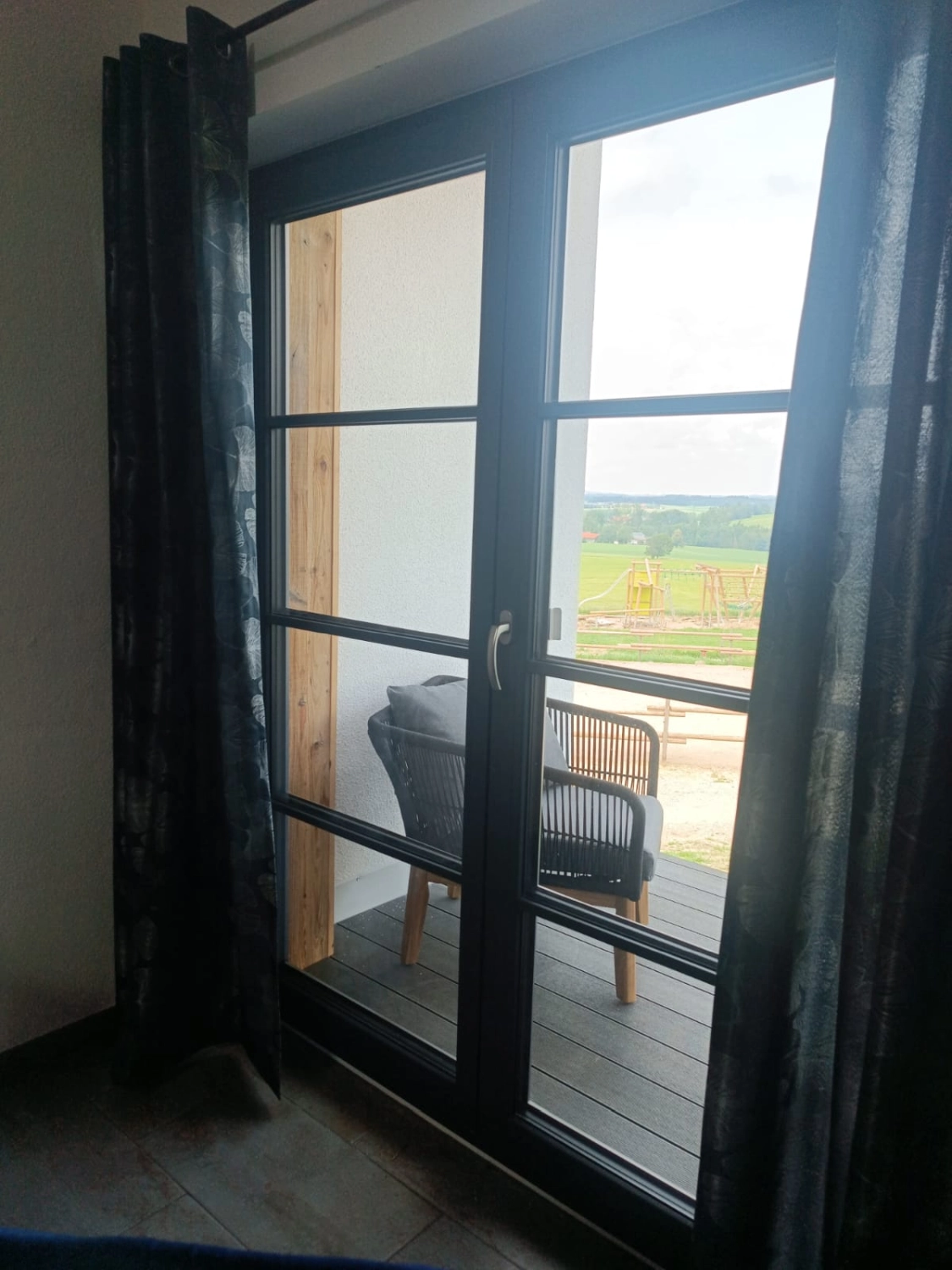 Ferienwohnung Delux - Balkon mit Sitzmöbeln und Weitblick