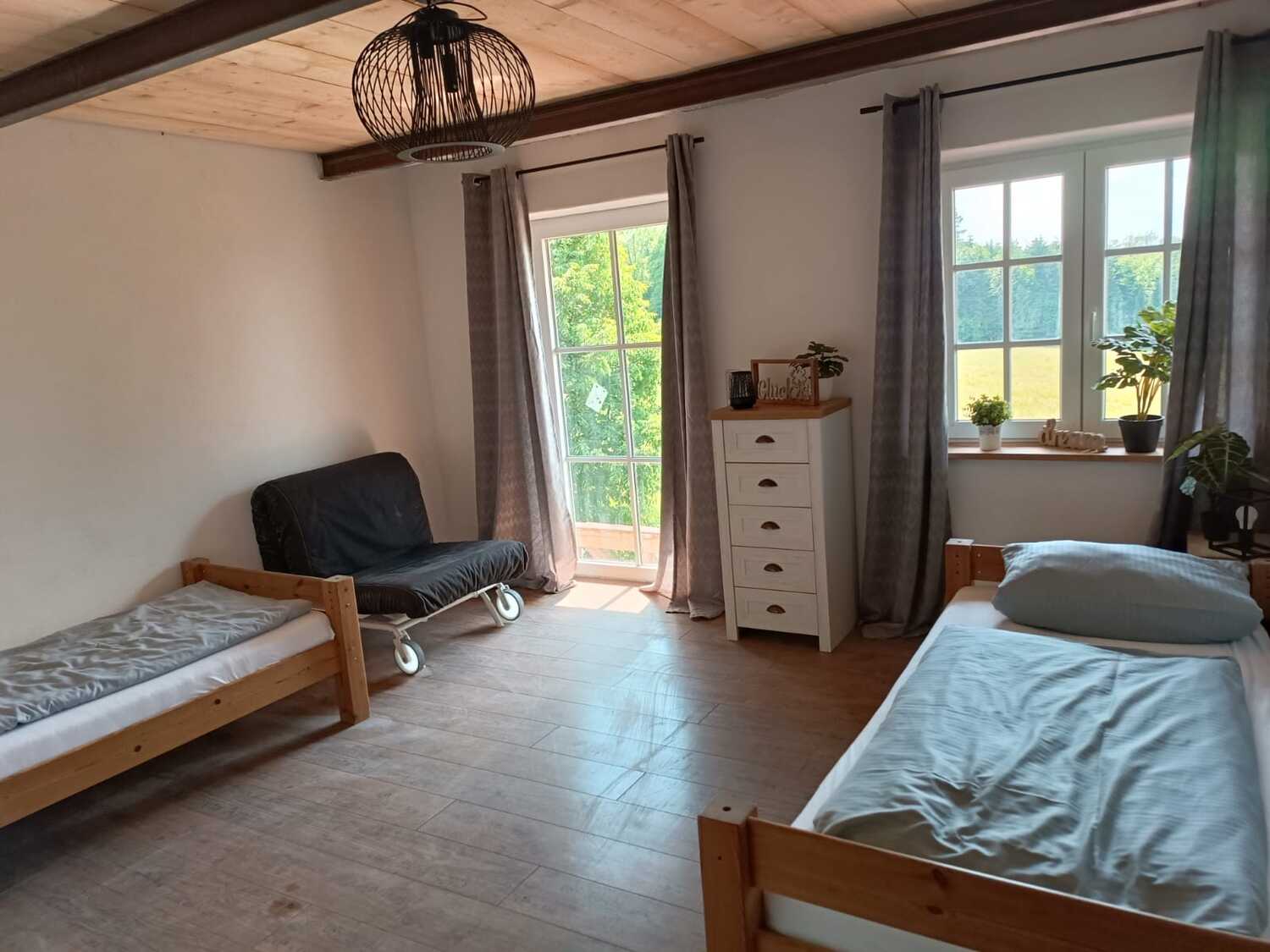 Ferienwohnung kurvige Fini - Schlafzimmer mit Bett und Schlafsofa