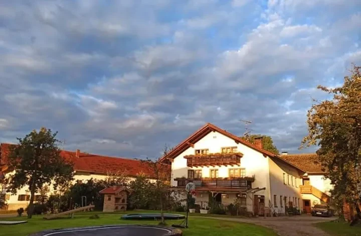 Ferienwohnung kurvige Fini - Hofansicht mit Garten und Trampolin