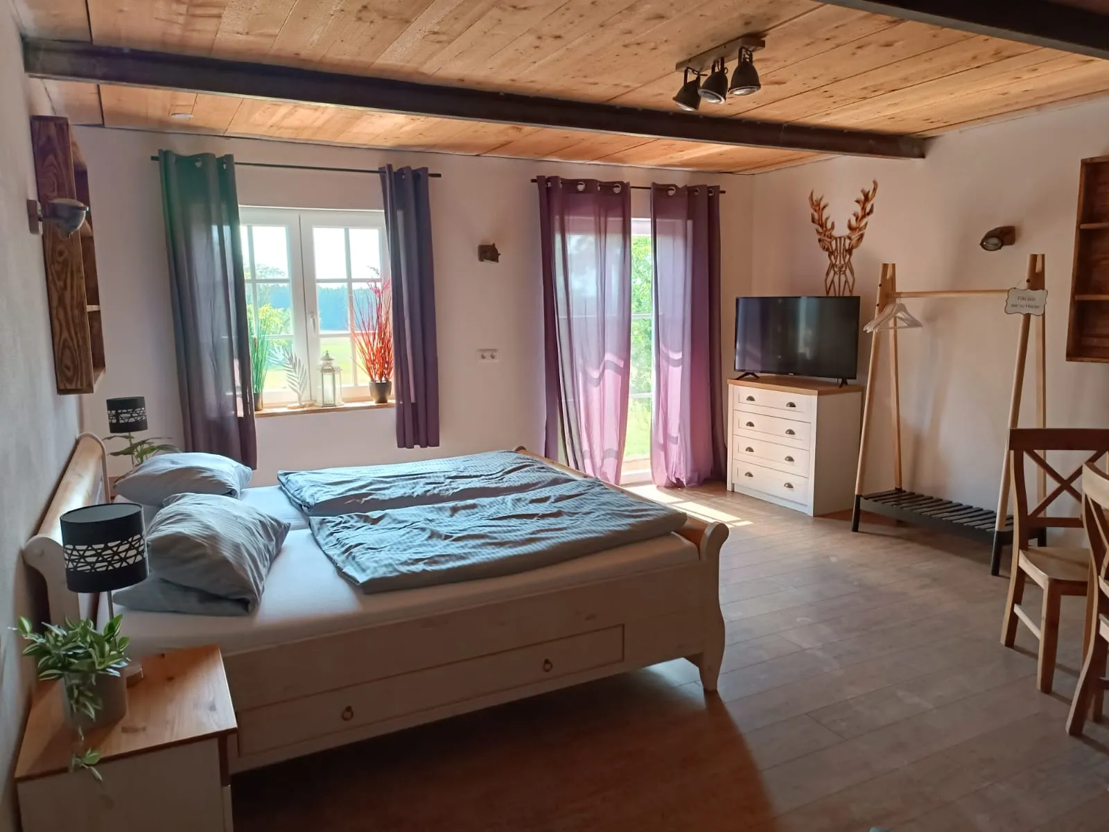 Ferienwohnung kurvige Fini - Schlafzimmer mit Doppelbett