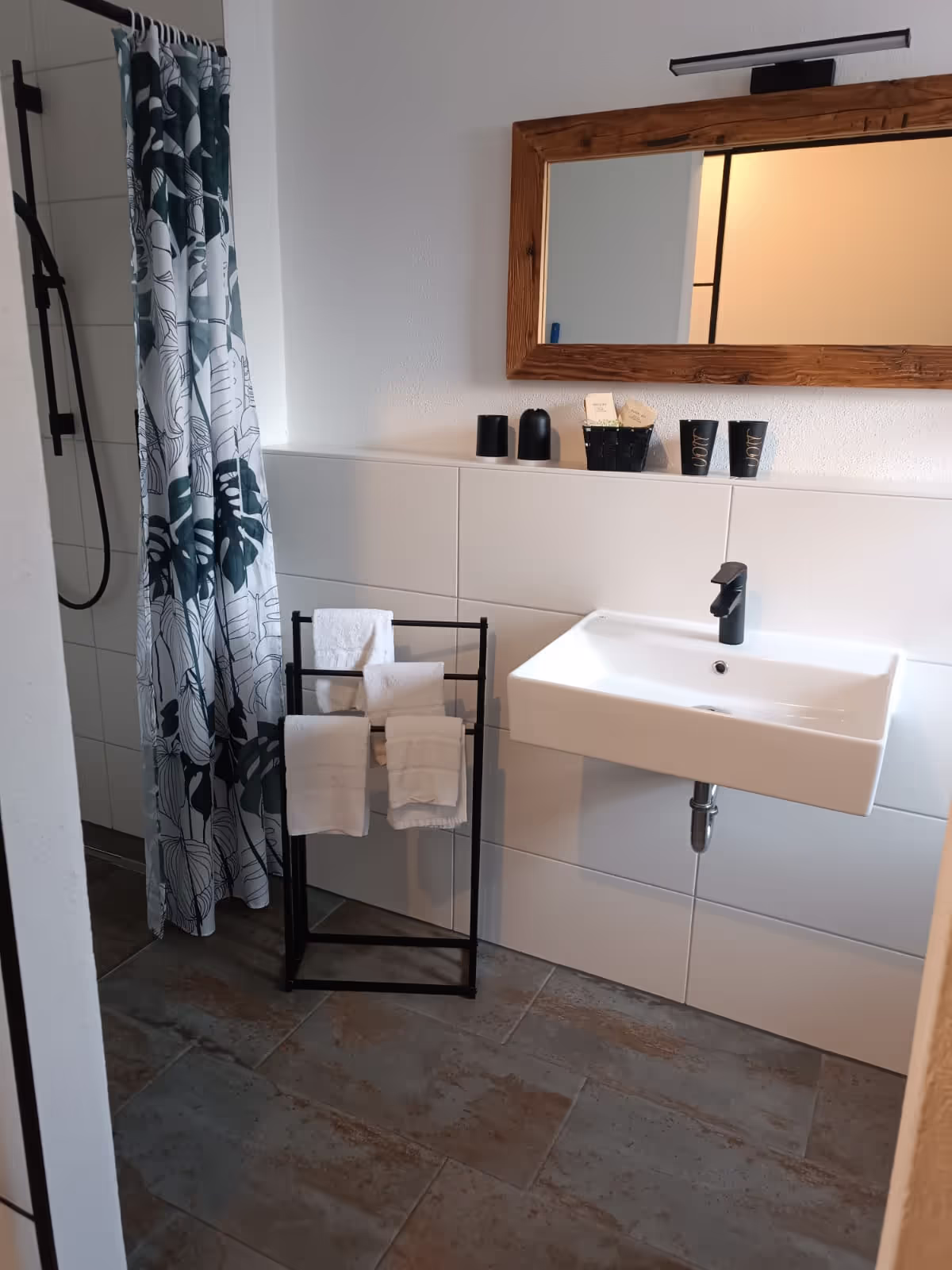 Junior Suite - Badezimmer mit Waschbecken und Handtuchhalter