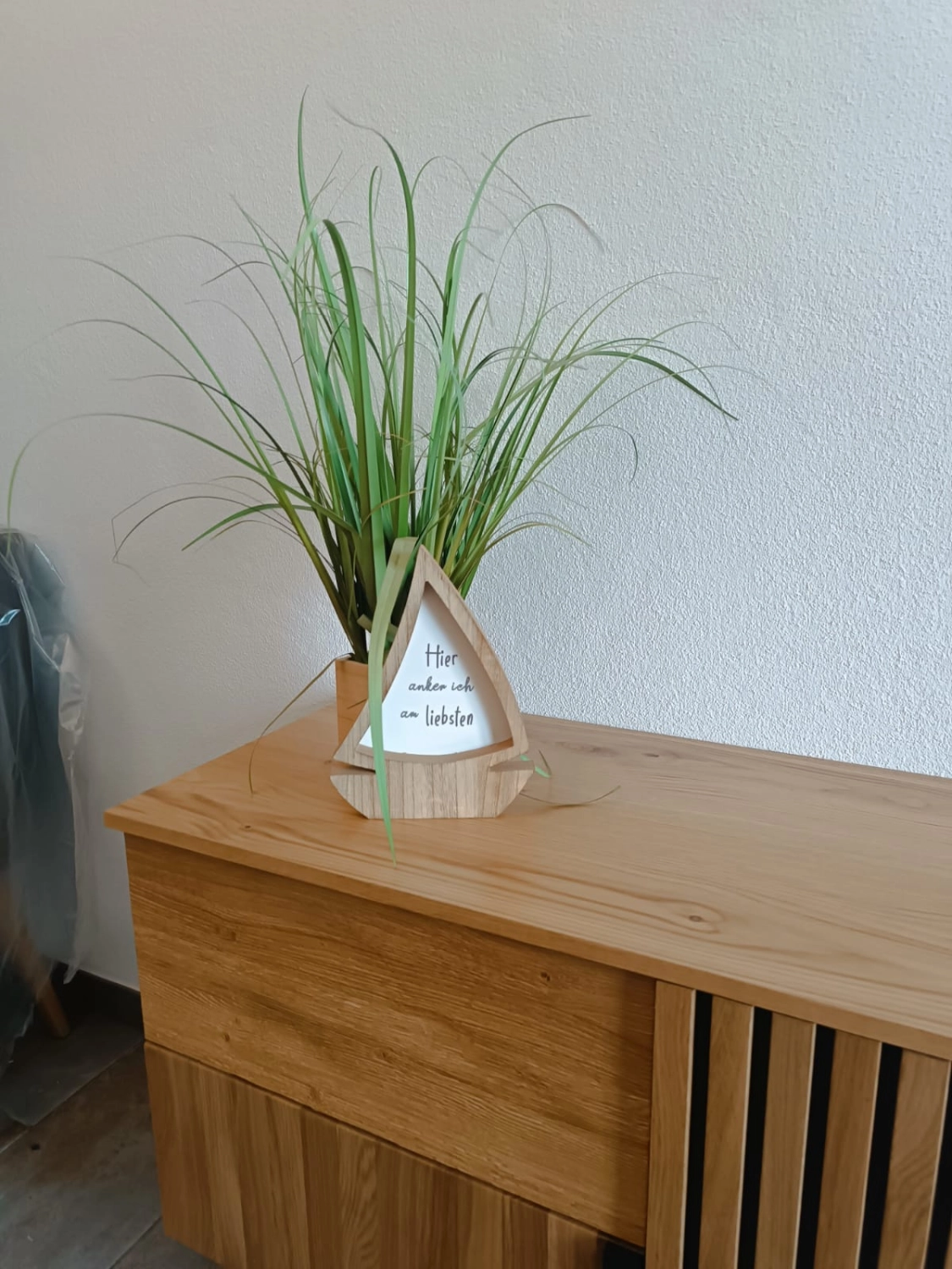 Ferienwohnung Delux - Deko-Kommode mit Grußschild