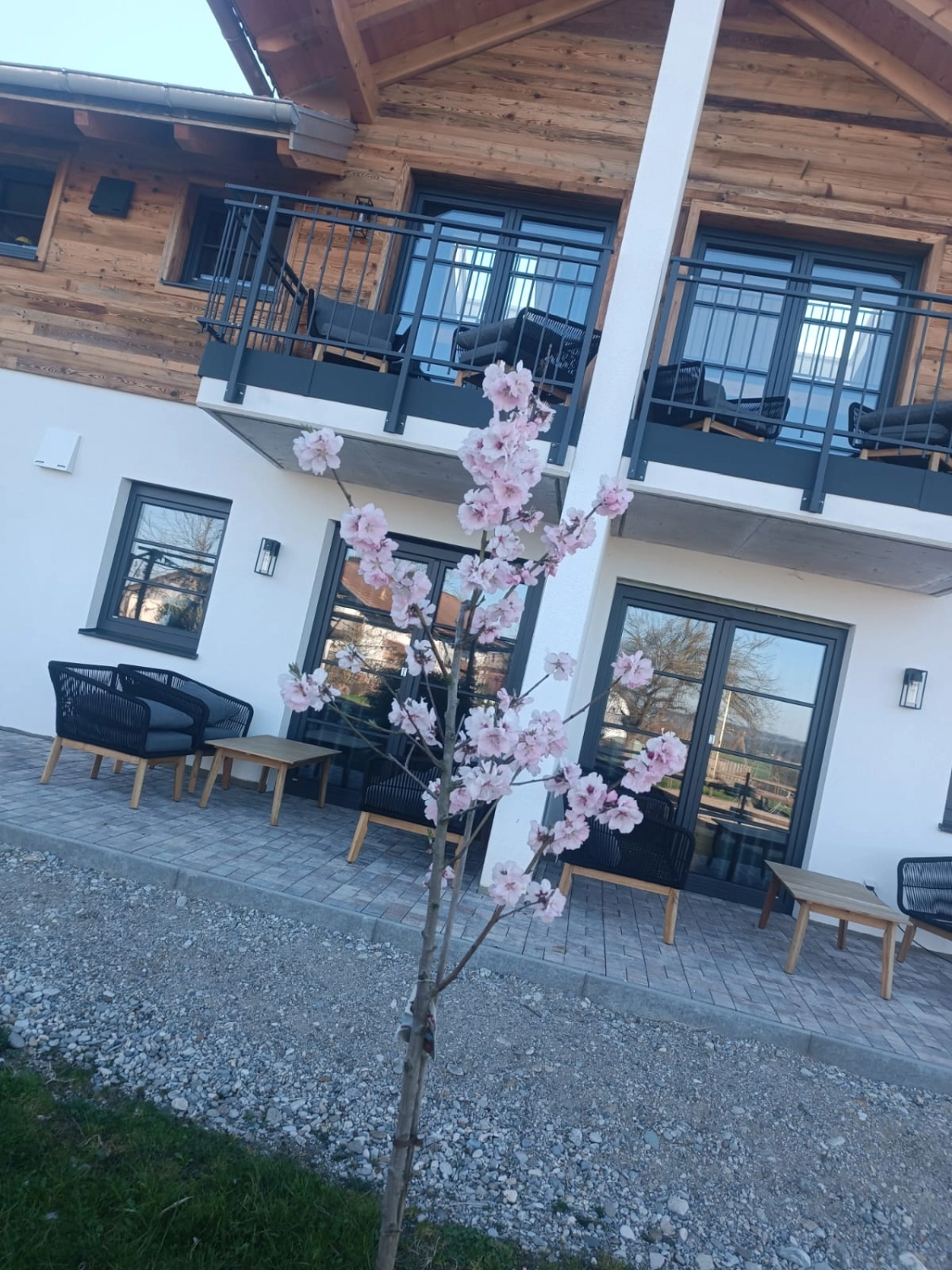 Ferienwohnung Delux - Hausansicht mit Balkonen und Terrasse